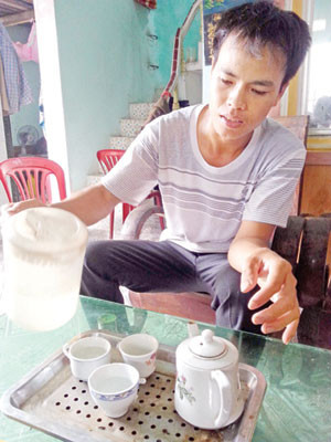 Anh Lê Bá Nguyện, con nuôi của bà Lê Thị Thúy cũng tố bà Thúy lừa bán 2,2 tấn hành trị giá 120 triệu đồng. Ảnh: Tuấn Nguyễn Anh Lê Bá Nguyện, con nuôi của bà Lê Thị Thúy cũng tố bà Thúy lừa bán 2,2 tấn hành trị giá 120 triệu đồng