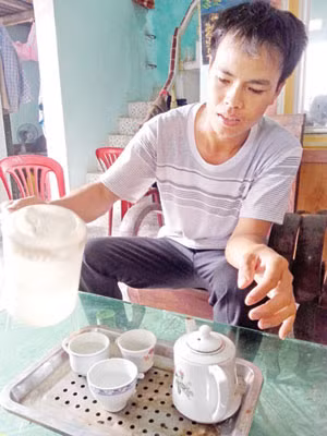 Anh Lê Bá Nguyện, con nuôi của bà Lê Thị Thúy cũng tố bà Thúy lừa bán 2,2 tấn hành trị giá 120 triệu đồng. Ảnh: Tuấn Nguyễn Anh Lê Bá Nguyện, con nuôi của bà Lê Thị Thúy cũng tố bà Thúy lừa bán 2,2 tấn hành trị giá 120 triệu đồng