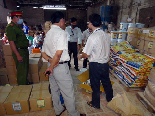 Cơ quan chức năng niêm phong sản phẩm của Công ty TNHH Oni. Ảnh: Thanh Niên. Cơ quan chức năng niêm phong sản phẩm của Công ty TNHH Oni. Ảnh: Thanh Niên