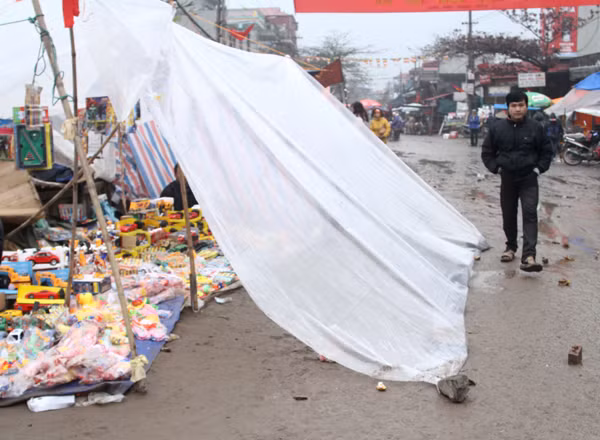 Thậm chí còn chưa tháo gỡ bạt che hàng
