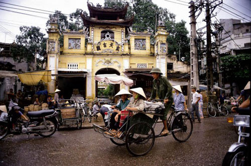 Xuất hiện ở Hà Nội từ giữa thế kỷ XX, xích lô dần trở thành phương tiện giao thông và chuyên chở hàng hóa thân thuộc với người Hà Thành