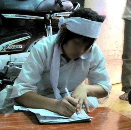 Không thể nói lên lời, em T kể lại diễn biến vụ việc cho PV 