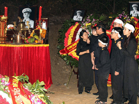 Gia quyến trước bàn thờ Đại tướng. Gia quyến trước bàn thờ Đại tướng