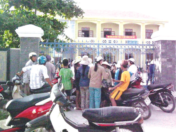 Người dân tập trung trước trụ sở UBND xã Bình Triều chiều ngày 25-8