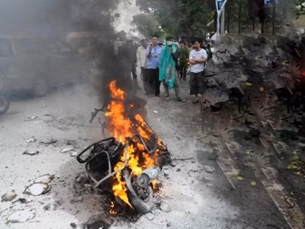 Chiếc xe Attila cháy rụi trên đường Trần Nhân Tông