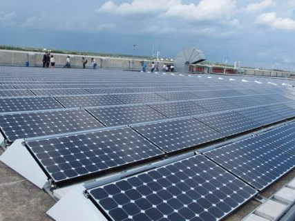 Hệ thống điện mặt trời được lắp đặt trên nhà máy của Tập đoàn Intel (Mỹ) tại Khu công nghệ cao TPHCM.