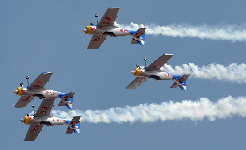 Màn trình diễn của phi đội Red Bull Aerobatics