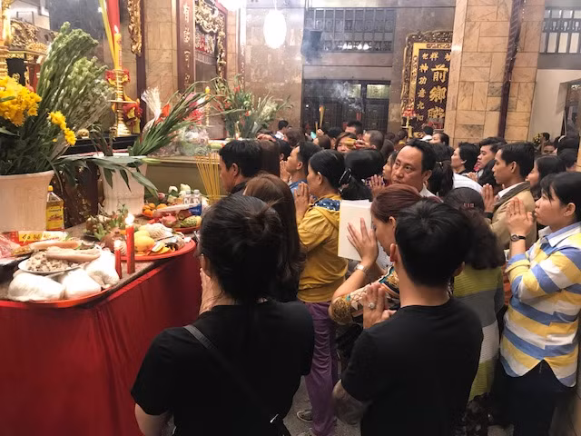Chen chân xin lộc tại Miếu Bà Chúa Xứ Núi Sam ảnh 10