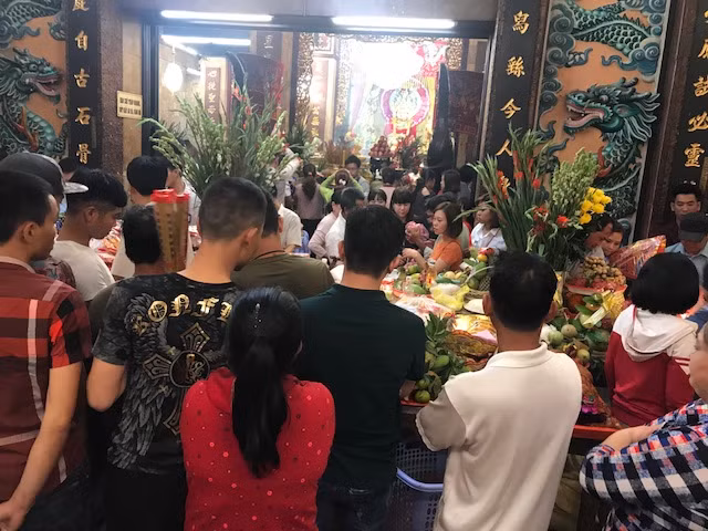 Chen chân xin lộc tại Miếu Bà Chúa Xứ Núi Sam ảnh 11