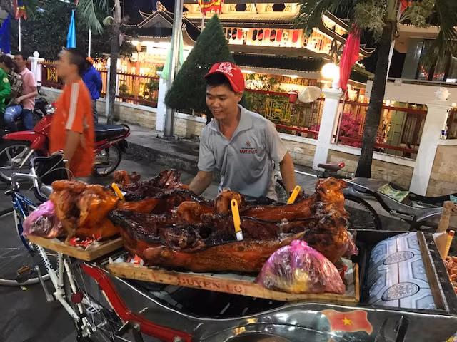 Chen chân xin lộc tại Miếu Bà Chúa Xứ Núi Sam ảnh 15