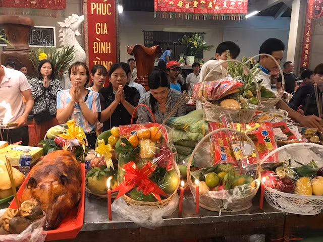 Chen chân xin lộc tại Miếu Bà Chúa Xứ Núi Sam ảnh 8