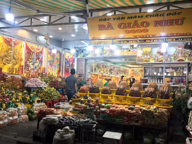 Chen chân xin lộc tại Miếu Bà Chúa Xứ Núi Sam ảnh 5