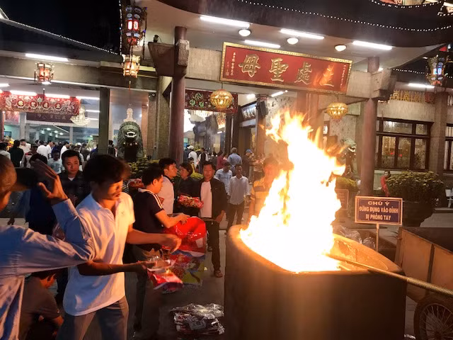 Chen chân xin lộc tại Miếu Bà Chúa Xứ Núi Sam ảnh 12