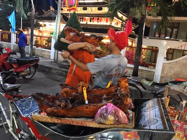 Chen chân xin lộc tại Miếu Bà Chúa Xứ Núi Sam ảnh 14