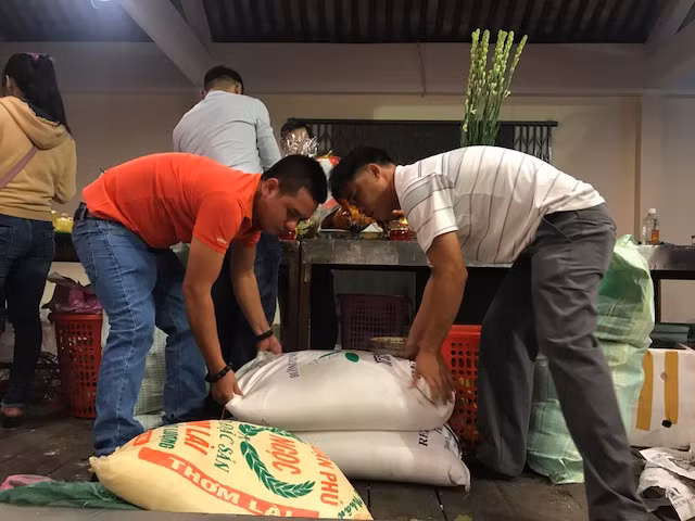 Chen chân xin lộc tại Miếu Bà Chúa Xứ Núi Sam ảnh 13
