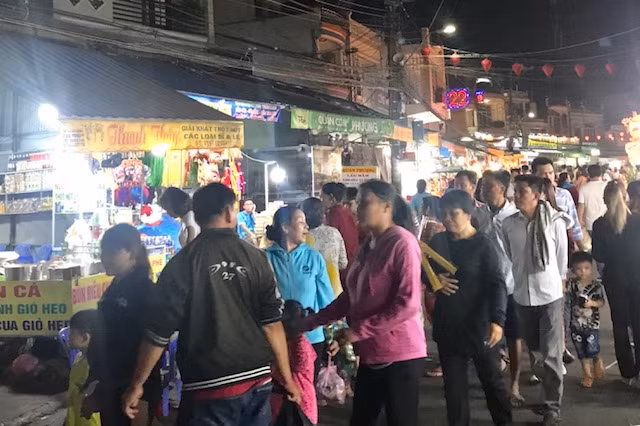 Chen chân xin lộc tại Miếu Bà Chúa Xứ Núi Sam ảnh 7