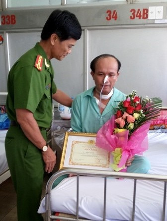 Truy bắt cướp, 'hiệp sĩ' bị đâm thủng thực quản ảnh 1