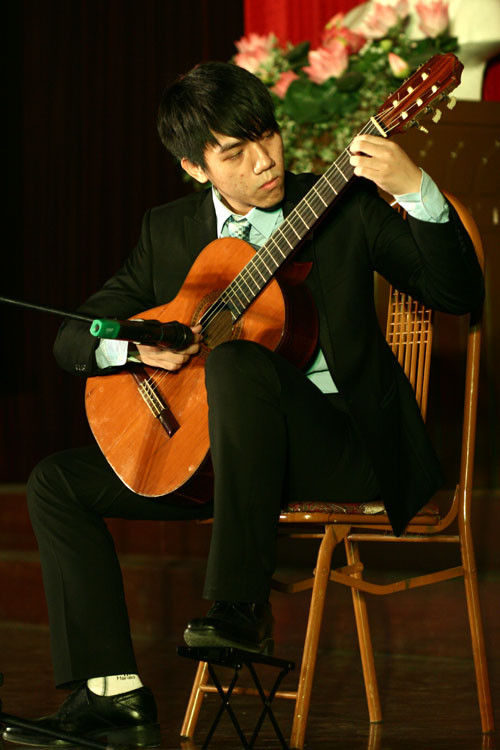 ... và tiếng đàn ghita của các thí sinh