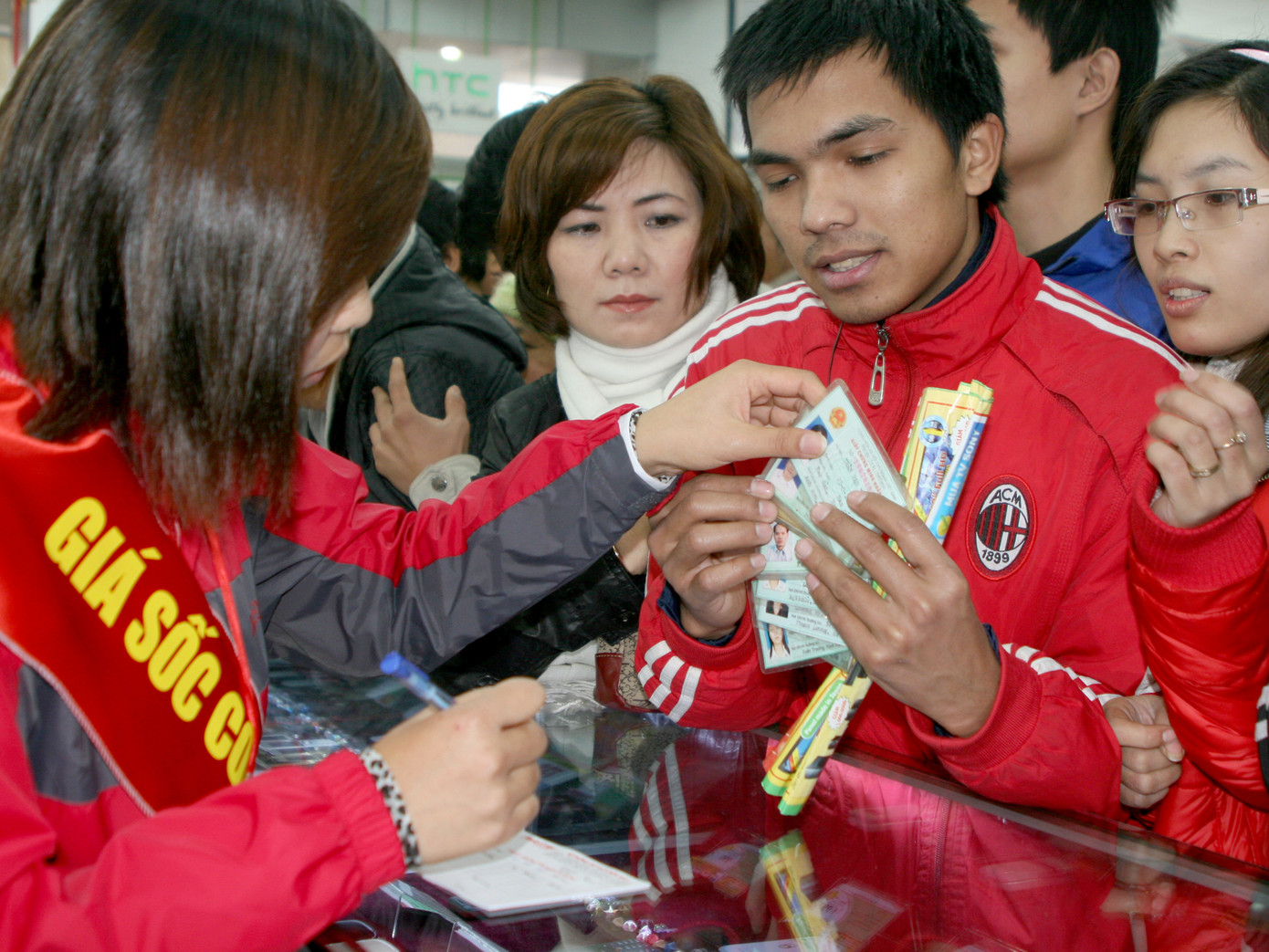 Phải có CMTND mới được mua hàng khuyến mại
