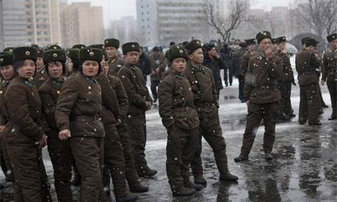 Binh sĩ Triều Tiên đứng dọc một con đường ở Bình Nhưỡng trong tuyết rơi dày ngày 17/2