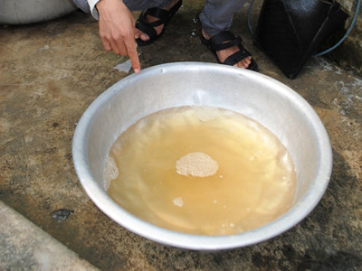 Nguồn nước bẩn, nhiễm phèn, lắng đầy cặn vôi vẫn được dân Phong Sơn dùng trong sinh hoạt hằng ngày. Ảnh: Ngọc Văn 
