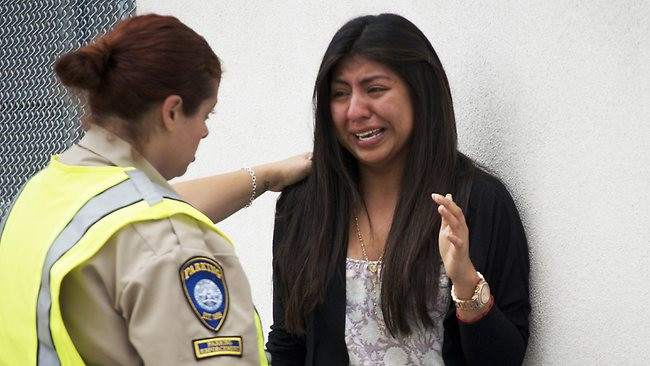 Nhiều người vẫn đang bị ám ảnh bởi vụ xả súng. Trong ảnh, nữ cảnh sát Mỹ đang trấn an một người thoát chết khỏi vụ xả súng 