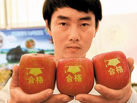 Tròn mắt ngắm táo vuông có chữ may mắn ảnh 6