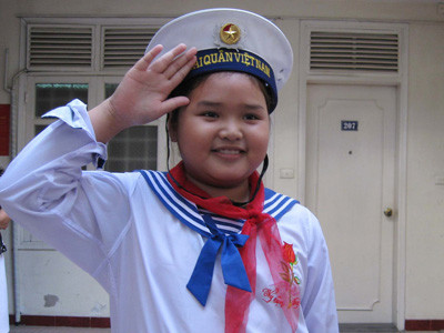 My Sen làm dáng cùng chiếc mũ Hải quân em mang từ Trường Sa Lớn về