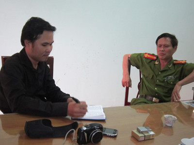 Thượng tá Lê Quang Công tường thuật lại vụ án với PV Tiền Phong ảnh: Hữu Thành 