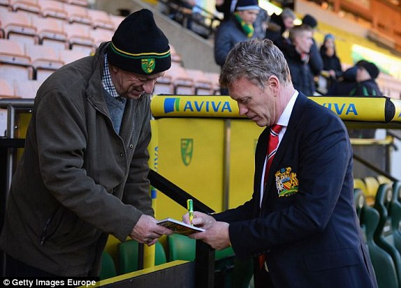 Một CĐV chủ nhà xin chữ ký của HLV Moyes trước trận đấu