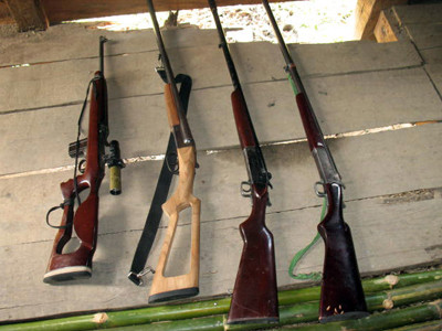 Vũ khí tịch thu trong một vụ săn bắt thú hoang ở Lâm Đồng 