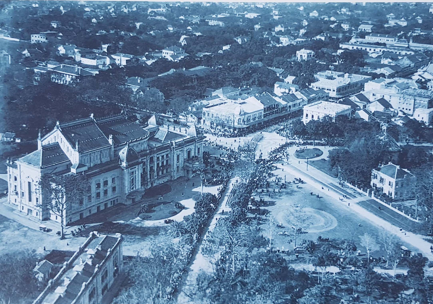 Quang cảnh Nhà hát Lớn Hà Nội đầu thế kỷ XX.