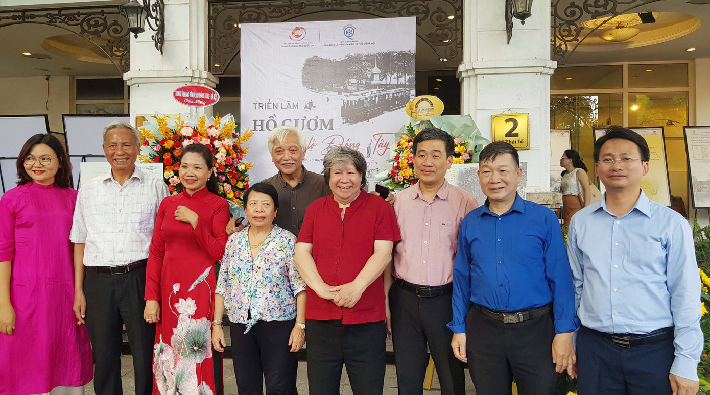 Các đại biểu, trong đó có nhà sử học Dương Trung Quốc, Lê Văn Lan tham dự Triển lãm “Hồ Gươm, giao lộ Đông-Tây”. Ảnh: Kiến Nghĩa Các đại biểu, trong đó có nhà sử học Dương Trung Quốc, Lê Văn Lan tham dự Triển lãm “Hồ Gươm, giao lộ Đông-Tây”. Ảnh: Kiến Nghĩa