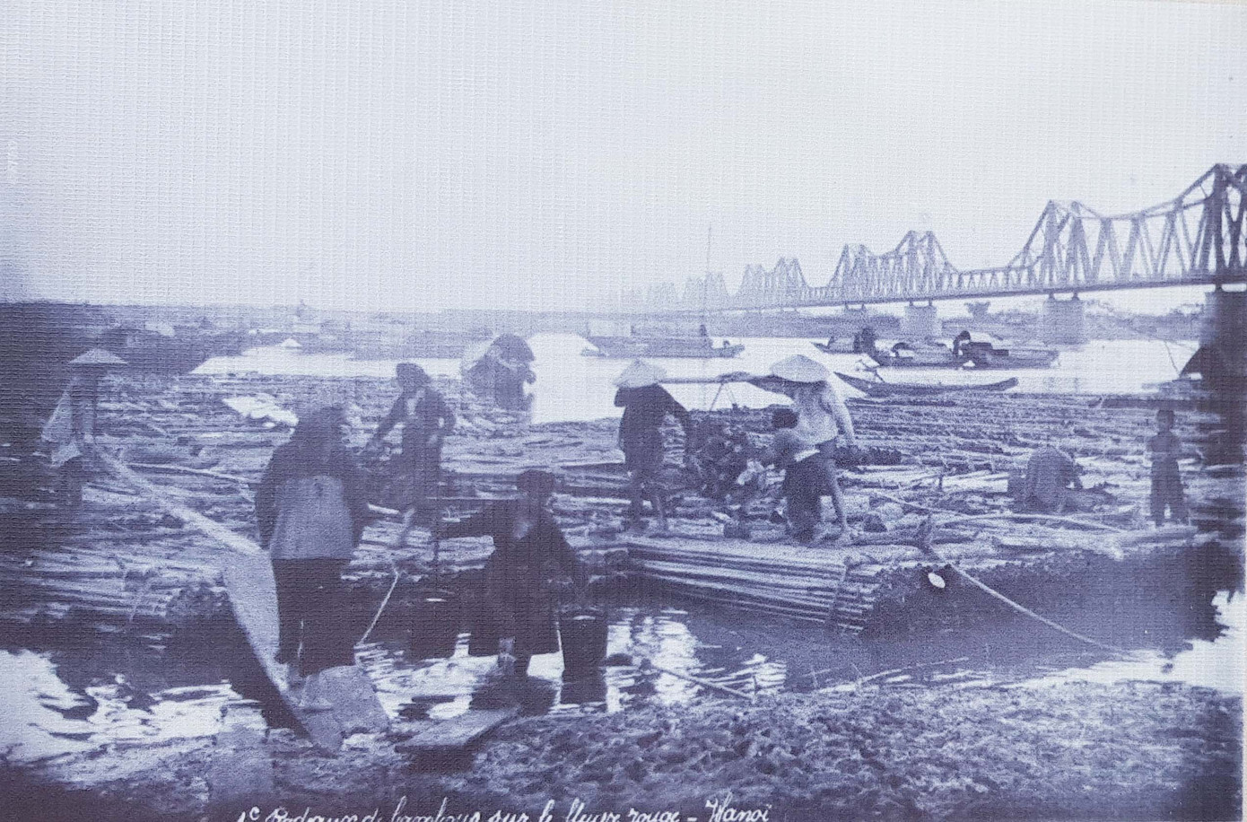 Những bè chở đầy gỗ trên sông Hồng và cầu Long Biên đầu thế kỷ XX.