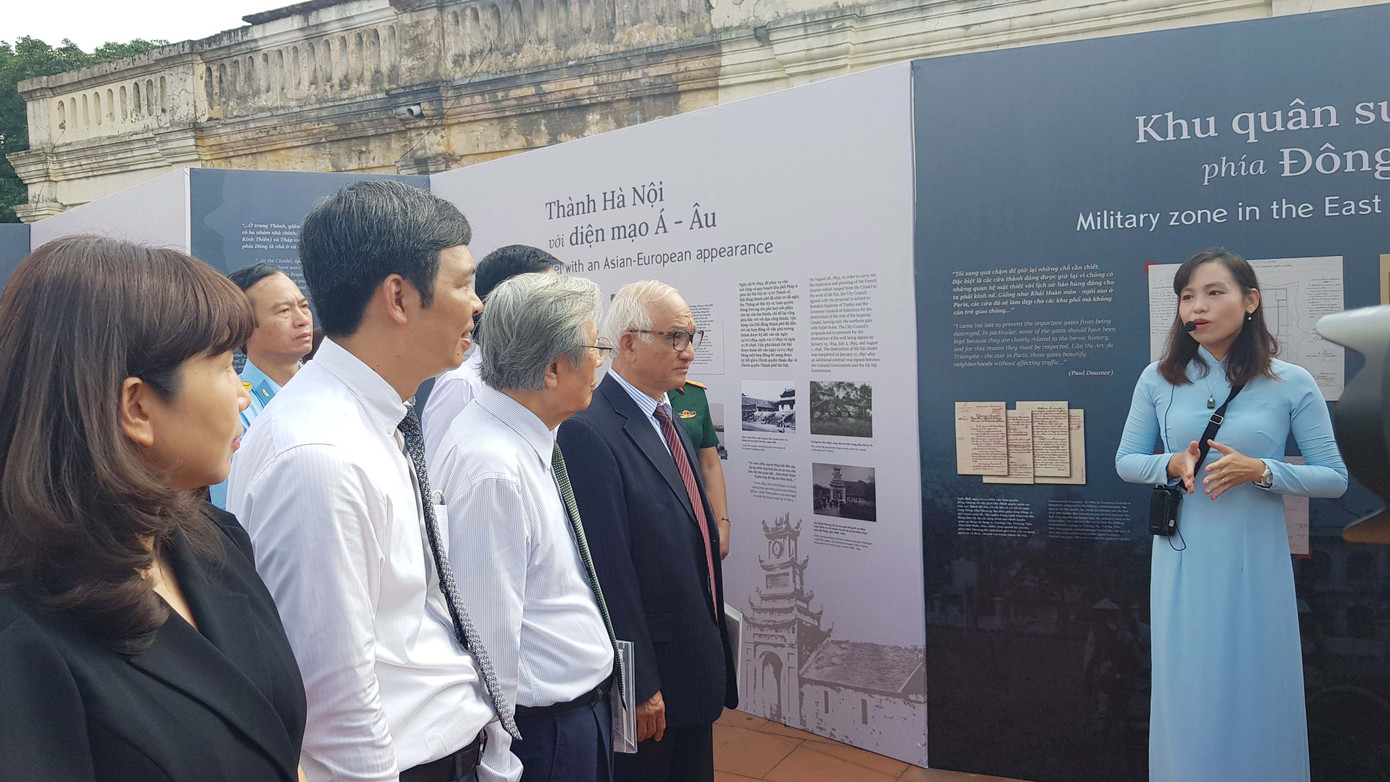 Các đại biểu xem Triển lãm Thành xưa, phố cũ. Ảnh: Kiến Nghĩa.