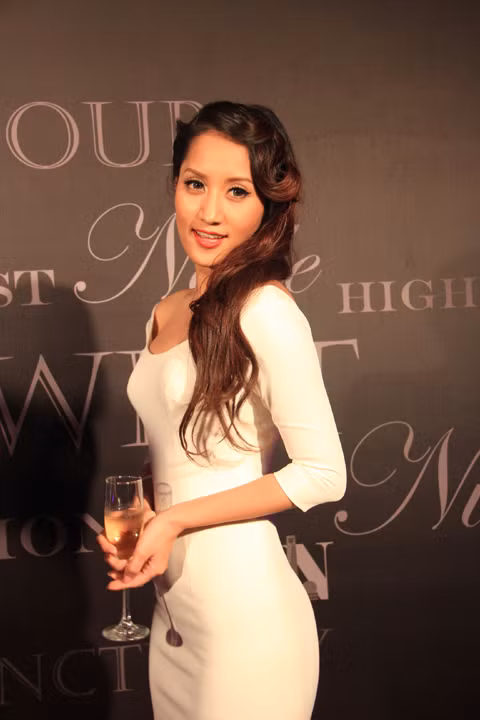 Kiện tướng dancesport Khánh Thi diện váy trắng đơn giản nhưng vẫn rất cuốn hút