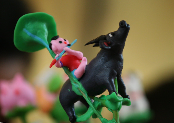 Trung thu xưa còn xuất hiện nhiều những sản phẩm trò chơi của làng nghề. Điển hình có Tò he