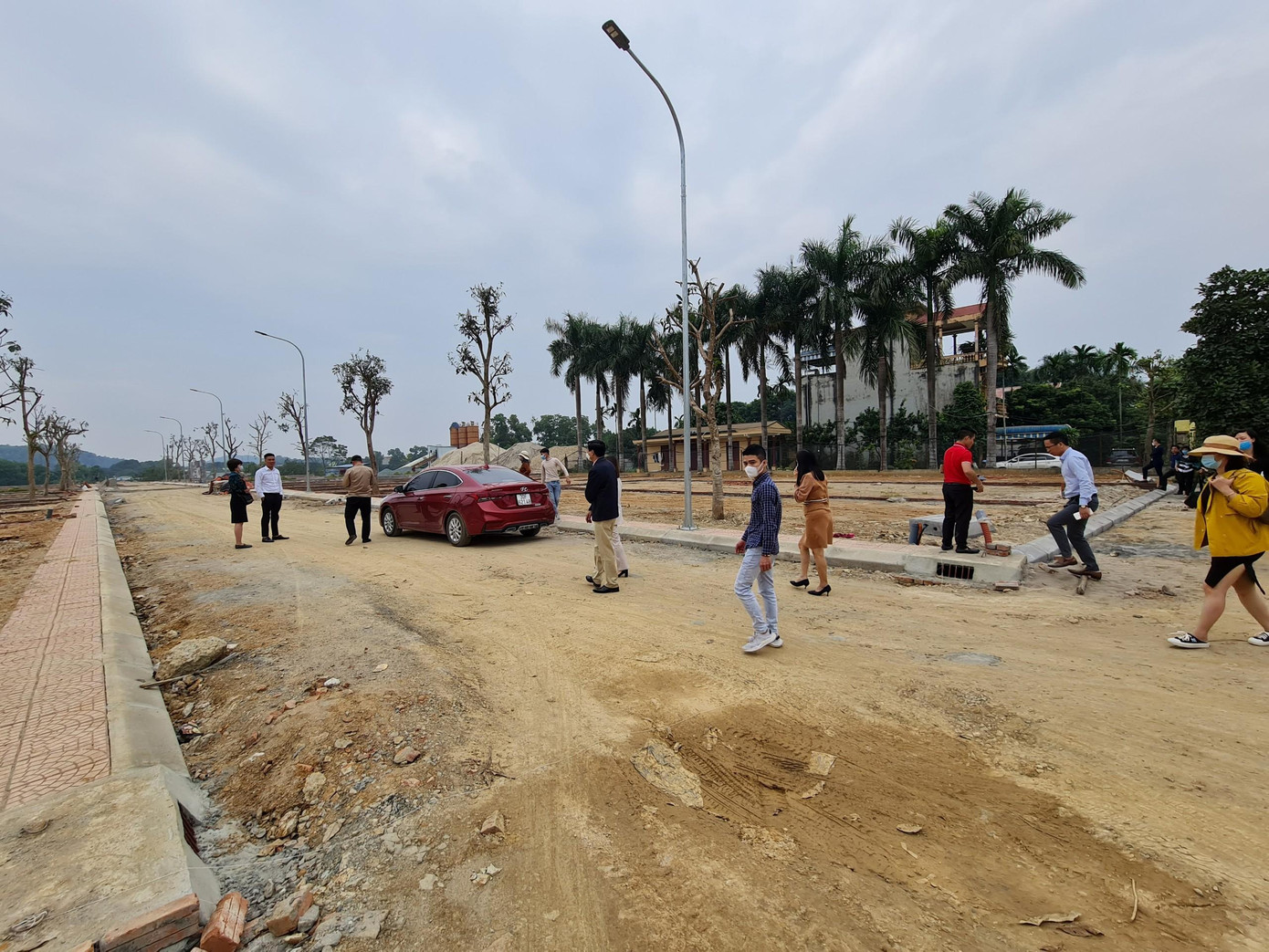 Trước tình trạng mua gom đất của dân rồi gắn mác dự án để phân lô bán nền, nhiều chuyên gia lĩnh vực BĐS cảnh báo người mua sẽ phải đối mặt với nhiều rủi ro, hệ lụy và nếu không cẩn trọng, nhà đầu tư sẽ “tiền mất, tật mang". Trước tình trạng mua gom đất của dân rồi gắn mác dự án để phân lô bán nền, nhiều chuyên gia lĩnh vực BĐS cảnh báo người mua sẽ phải đối mặt với nhiều rủi ro, hệ lụy và nếu không cẩn trọng, nhà đầu tư sẽ “tiền mất, tật mang".