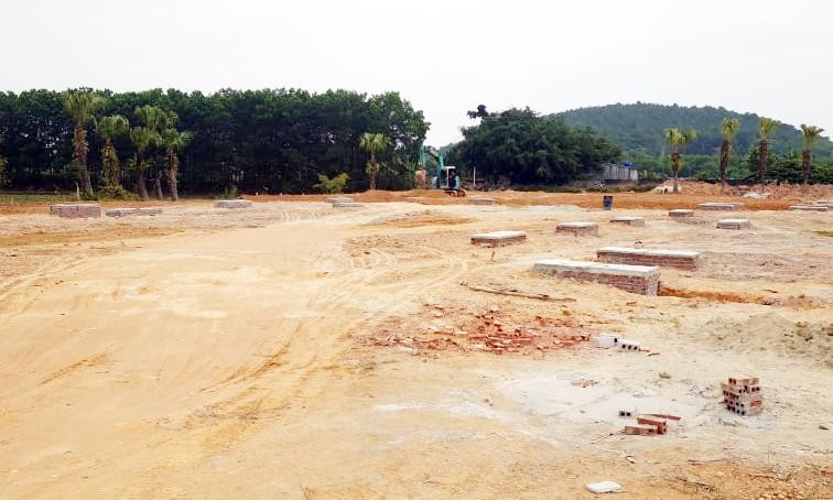 Dự án đang san lấp và làm hạ tầng, chưa hoàn thiện pháp lý nhưng đã rầm rộ phân lô bán nền. Dự án đang san lấp và làm hạ tầng, chưa hoàn thiện pháp lý nhưng đã rầm rộ phân lô bán nền.