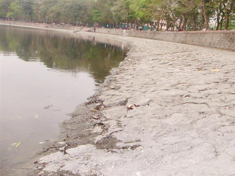 Việc các sông hồ đều kè đá thoải như ở hồ Giảng Võ thế này làm giảm đáng kể không gian chứa nước và thoát nước của sông hồ. Ảnh: Kiều Oanh