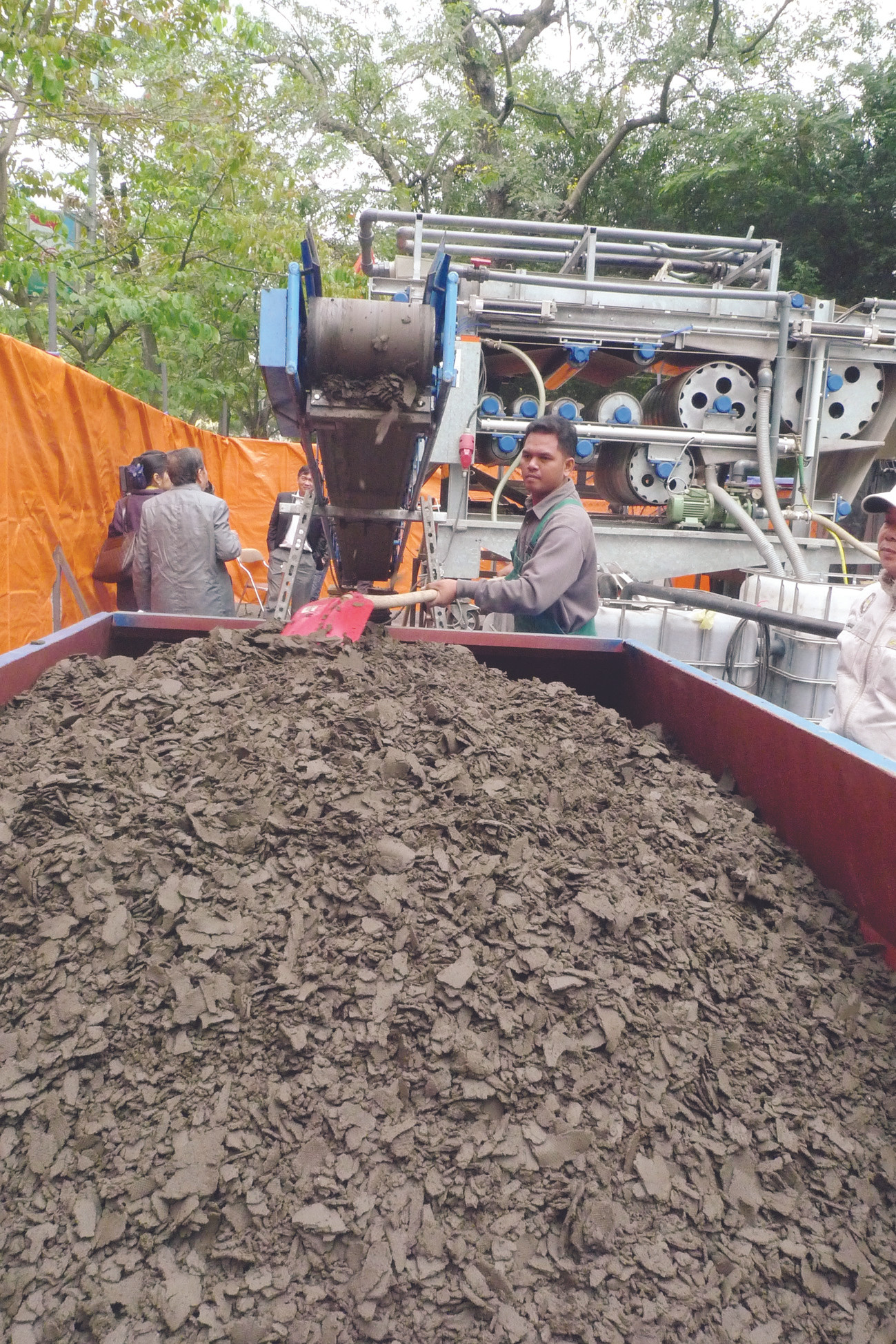 Bùn hút lên được ép thành bánh tại đợt thử nghiệm hút bùn bằng công nghệ Đức tại Hồ Gươm năm 2009. Ảnh: M.H. Bùn hút lên được ép thành bánh tại đợt thử nghiệm hút bùn bằng công nghệ Đức tại Hồ Gươm năm 2009 Ảnh: M.H