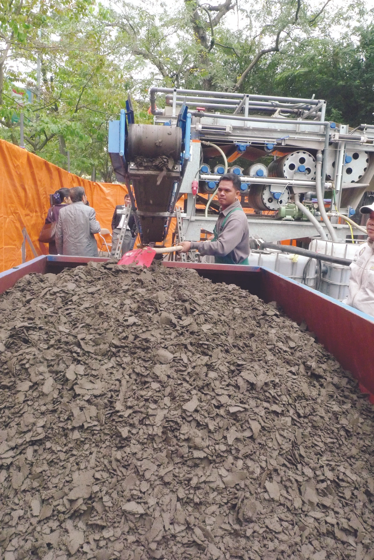 Bùn hút lên được ép thành bánh tại đợt thử nghiệm hút bùn bằng công nghệ Đức tại Hồ Gươm năm 2009 Ảnh: M.H