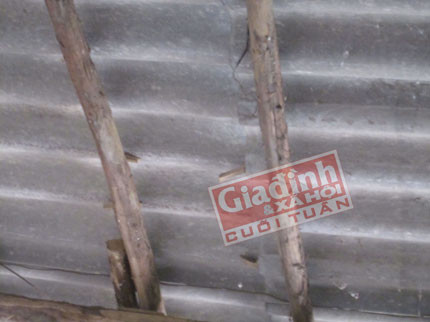 Những cây cọc trừ tà được đóng trên mái ngói nhà bà Chính. Những cây cọc trừ tà được đóng trên mái ngói nhà bà Chính