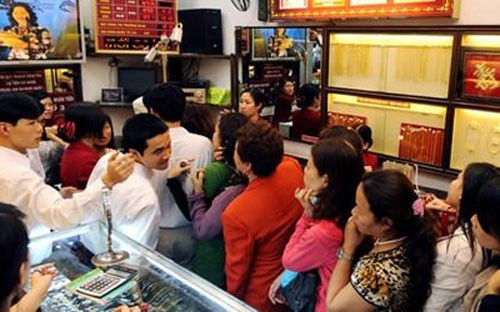 Theo Standard Chartered, Chính phủ và Ngân hàng Nhà nước đang gặp phải thách thức trong việc giảm thiểu những tác động tiêu cực của việc nắm giữ vàng với số lượng lớn lên nền kinh tế. Theo Standard Chartered, Chính phủ và Ngân hàng Nhà nước đang gặp phải thách thức trong việc giảm thiểu những tác động tiêu cực của việc nắm giữ vàng với số lượng lớn lên nền kinh tế.