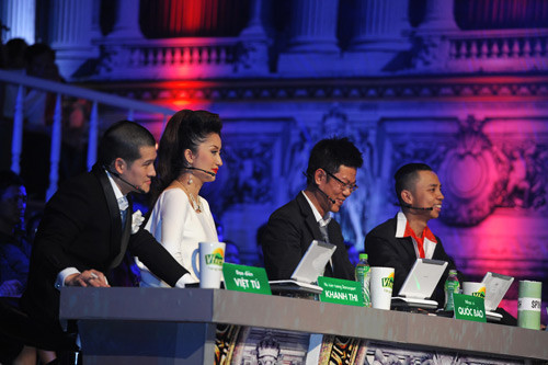 Bộ tứ giám khảo trong đêm liveshow thứ 4 Bước nhảy hoàn vũ diễn ra tối qua, 15-4