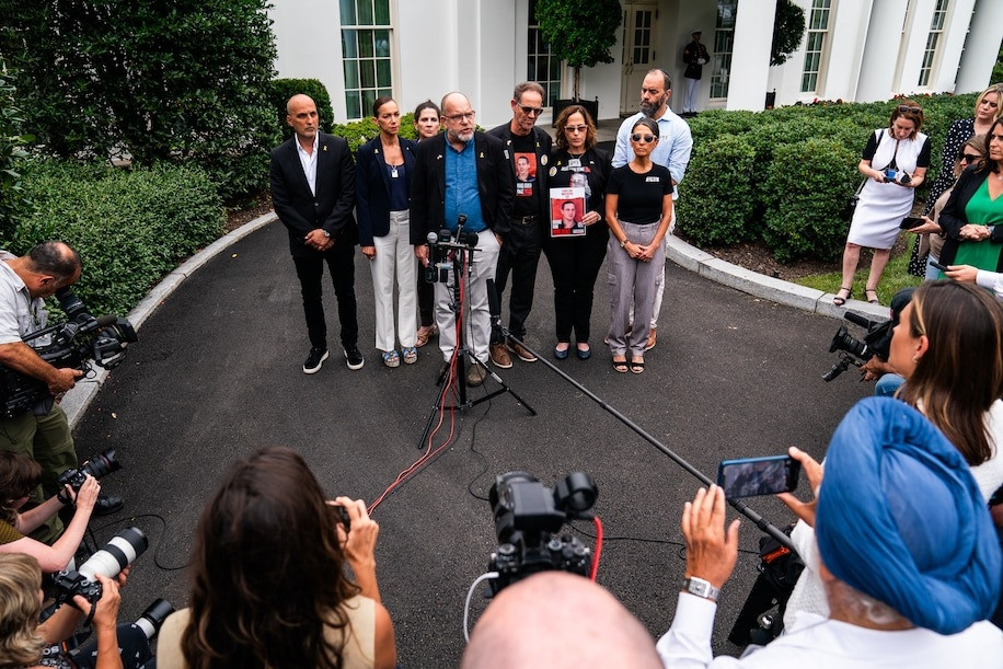 Ông Jonathan Dekel-Chen, đứng giữa, cha của con tin người Mỹ Sagui Dekel-Chen, cùng với các gia đình có con tin khác ở Dải Gaza, nói chuyện với các phóng viên sau cuộc gặp của họ với Tổng thống Mỹ Joe Biden và Thủ tướng Israel Benjamin Netanyahu. Ảnh: The Washington Post. Ông Jonathan Dekel-Chen, đứng giữa, cha của con tin người Mỹ Sagui Dekel-Chen, cùng với các gia đình có con tin khác ở Dải Gaza, nói chuyện với các phóng viên sau cuộc gặp của họ với Tổng thống Mỹ Joe Biden và Thủ tướng Israel Benjamin Netanyahu. Ảnh: The Washington Post.
