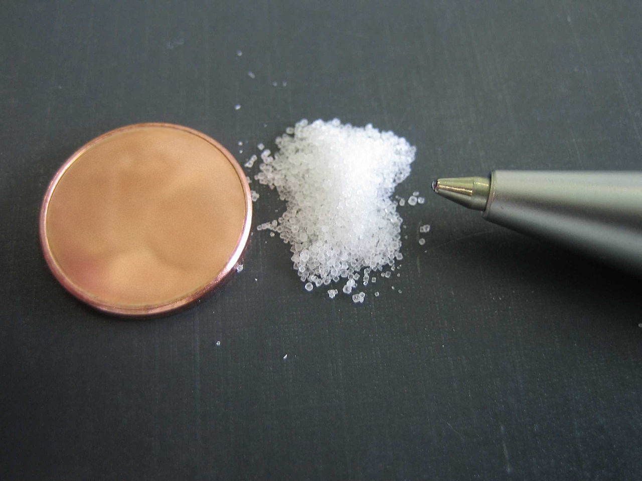 Một liều kali xyanua đủ gây chết người được để cạnh 1 đồng xu mệnh giá 1 euro. Ảnh: Wikipedia. Một liều kali xyanua đủ gây chết người được để cạnh 1 đồng xu mệnh giá 1 euro. Ảnh: Wikipedia.