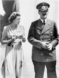 Adolf Hitler và vợ Eva Braun. Ảnh: AP. Adolf Hitler và vợ Eva Braun. Ảnh: AP.
