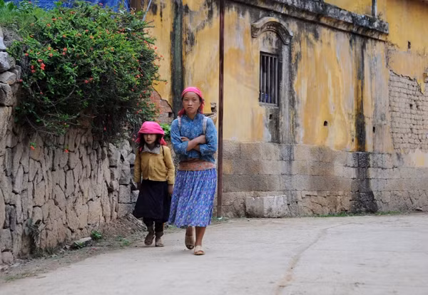 Người dân vùng cao sống quyện cùng với đá, những ngôi nhà được dựng lên với bốn bề là đá. Tất cả cuộc sống của con người vùng cao đều gắn liền với đá. Đá dùng để làm nhà Làm hàng rào Hay đá đan xen với những luống hoa cải vàng tạo nên một bức tranh thật ấn tượng Người dân vùng cao trồng trọt trên những khe đá, trong những hốc đất nhỏ. Và thu hoạch cũng ngay tại vườn nhà Những ngọn núi đá trùng trùng điệp điệp, những cánh đồng đá trải dài bất tận, tất cả cứ tràn vào nhau, hoà quyện vào nhau thành một bức tranh tuyệt đẹp nơi cực bắc Tổ quốc. Cao nguyên đá Đồng Văn dù có tới và trở lại vẫn thấy là lạ, vì nó đẹp, cái đẹp hoang dại, từ con người đến cảnh vật. Cái đẹp mà khi trải nghiệm rồi, vẫn có chút gì đó rất thú vị.