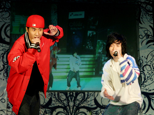 Nappan trình diễn trên sân khấu